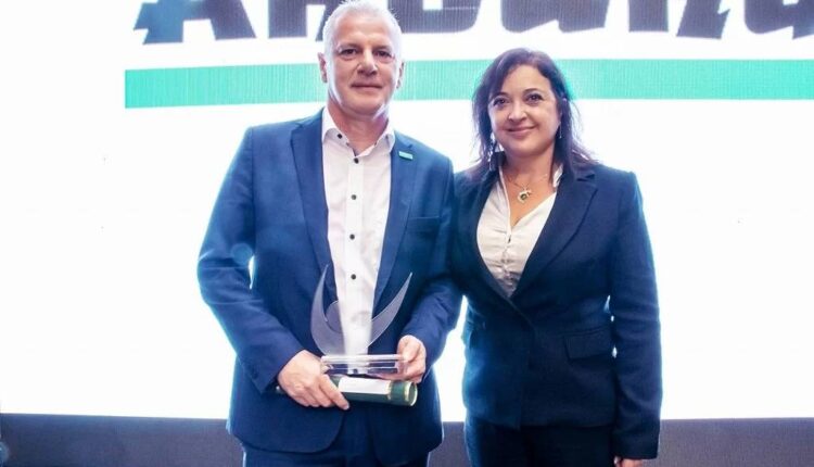 Leandro Goulart, Head of Marketing and Sales Arburg Brazil, accepts the PPR for "TOP Equipment in Electric Drives" for Arburg from Jane Campos, Radici Plastics Ltda.